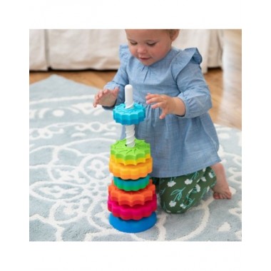 SpinAgain besisukantis bokštas ir mergaitė ant bokšto verianti vieną žiedą