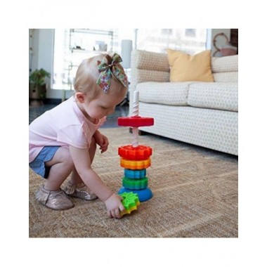 SpinAgain besisukantis bokštas ir mergaitė imanti vieną bokšto vaikams detalę