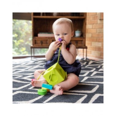 Oombee atradimų kubas kūdikiams ir su lavinamuoju žaislu žaidžiantis kūdikis