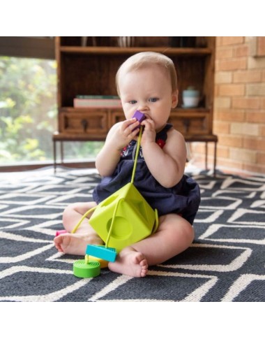 Oombee atradimų kubas kūdikiams padėtas ant stalo