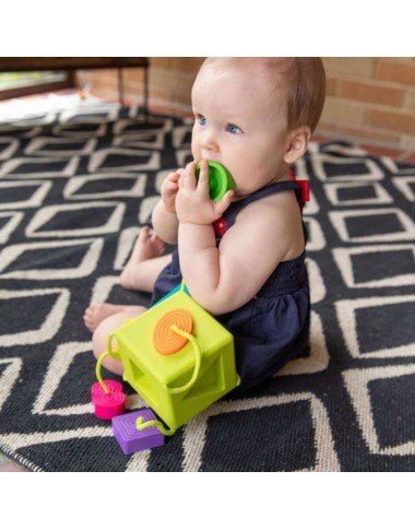 Oombee atradimų kubas kūdikiams padėtas ant stalo