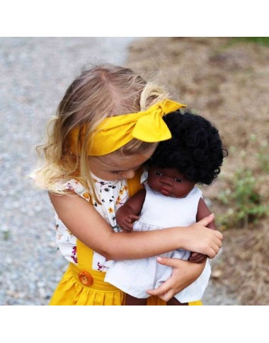 Miniland lėlė mergaitė (afroamerikietė, 38 cm.) iš šono