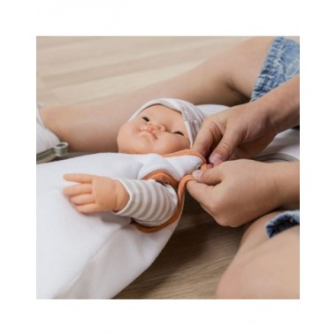 Miniland miegmaišis lėlei (38 cm) - vaizdas lėlytės miegmaišyje ir vaikiškos rankytės šalia