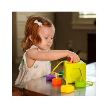 Oombee atradimų kubas kūdikiams ir žaidžianti mergaitė