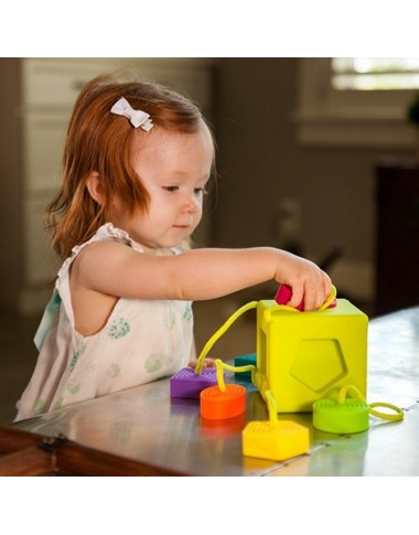 Oombee atradimų kubas kūdikiams padėtas ant stalo