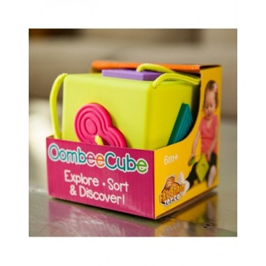 Oombee atradimų kubas kūdikiams supakuotas dėžutėje