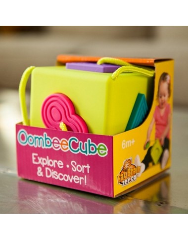 Oombee atradimų kubas kūdikiams padėtas ant stalo