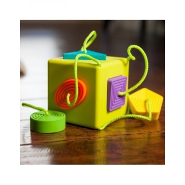 Oombee atradimų kubas kūdikiams padėtas ant stalo