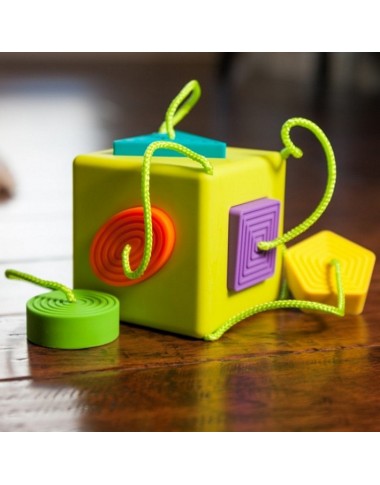 Oombee atradimų kubas kūdikiams padėtas ant stalo