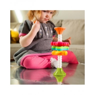 MiniSpinny žaislas kūdikiams - mergaitė sėdinti ir stebinti besisukantį žaislą