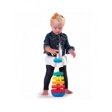 SpinAgain besisukantis bokštas ir mergaitė stovint dedanti žiedų bokštą