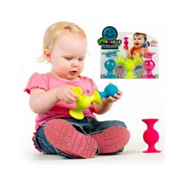 Fat Brain PipSquigz lipšniukai barškučiai - pakuotės vaizdas baltame fone ir sėdintis kūdikis