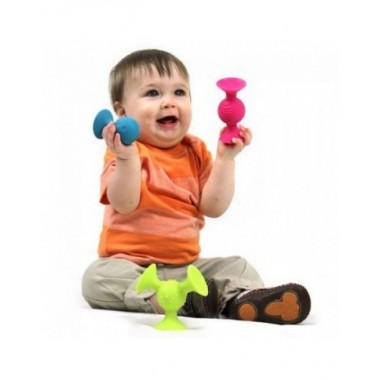 Fat Brain PipSquigz lipšniukai - barškučiai kūdikiams ir besidžiaugiantis jais kūdikis