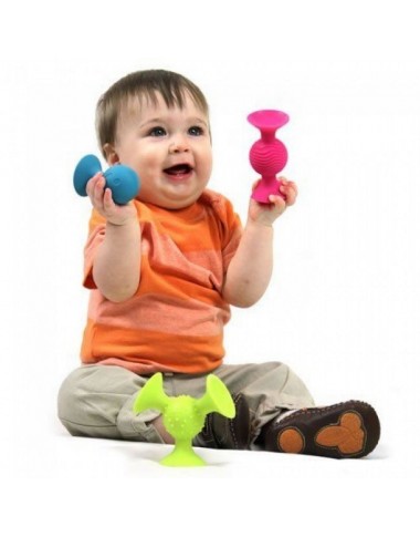 Fat Brain PipSquigz lipšniukai barškučiai - pakuotės vaizdas baltame fone ir sėdintis kūdikis