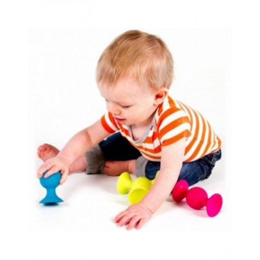 Fat Brain PipSquigz lipšniukai - barškučiai kūdikiams ir žaidžiantis jais berniukas