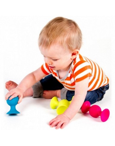 Fat Brain PipSquigz lipšniukai barškučiai - pakuotės vaizdas baltame fone ir sėdintis kūdikis