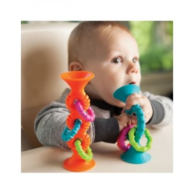 PipSquigz Loops mėlynas lipšniukas - barškutis kūdikiams - vaizdas prilipinto prie stalo ir žaidžiantis vaikas