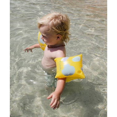 Vaikas dėvintis pripučiamas plaukimo rankoves vaikams (2-6 metų)
