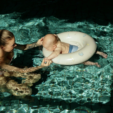 1-3 metų vaikas su pilku pripučiamu plaukimo ratu vaikams baseine