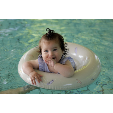 1-3 metų vaikas su pripučiamu plaukimo ratu vaikams baseine