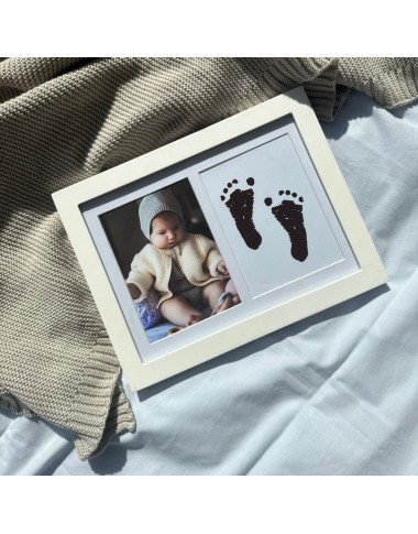 Baltas rėmelis su kūdikio rankos/pėdos atspaudu