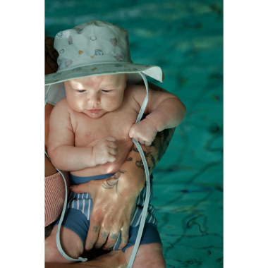 Kūdikis su mėlynais maudymosi šortais vaikams baseine