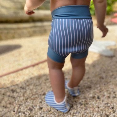 Vaikas su mėlynais maudymosi šortais vaikams