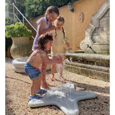 Vaikas žaidžia su mėlynais maudymosi šortais vaikams