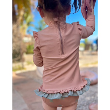 Mergaitė su maudymosi marškinėliais mergaitei