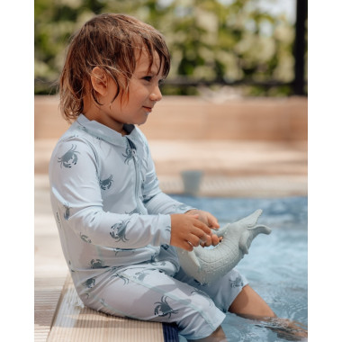 Vaikas baseine su maudymosi kostiumu vaikams Krabas