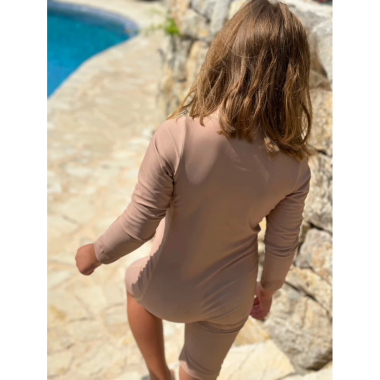 Lipanti mergaitė su rudu maudymosi kostiumėliu vaikams