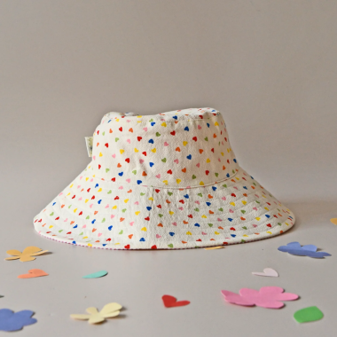 Dvipusė vasarinė kepurė mergaitėms Širdelė fone