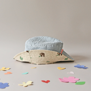 Dvipusė vasarinė kepurė vaikams su užlenktu kraštu