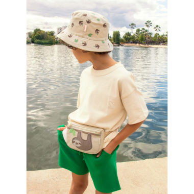 Berniukas su dvipuse kepure vaikams tinginys ir derančia juosmens tašyte