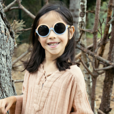 Mergaitė dėvinti vaikiškus akinius nuo saulės Vaivorykštė
