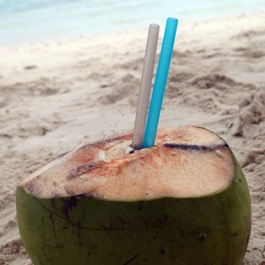 Fommi daugkartiniai silikoniniai šiaudeliai įdėti į kokosą