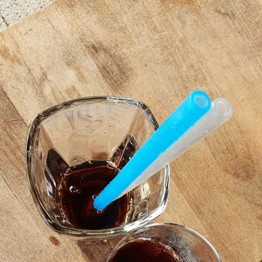 Fommi daugkartiniai silikoniniai šiaudeliai stiklinėje ant stalo