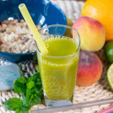 Daugkartinis silikoninis šiaudelis stiklinėje tarp vaisių