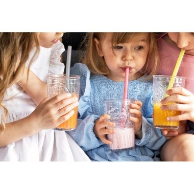 Vaikai geriantys iš daugkartinių silikoninių šiaudelių