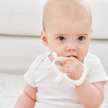 Kūdikis kramtantis Smily Mia purpurinį silikoninį kramtuką kūdikiams Elniuką be viršūtinės dalies