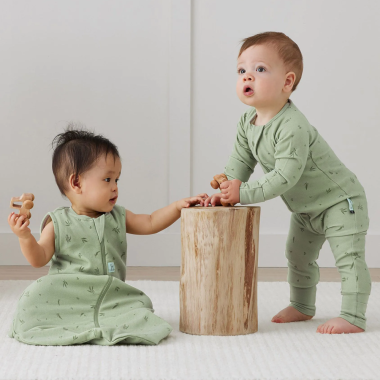 Du vaikai vienas iš jų dėvi ergoPouch Swaddle žalią miegmaišį 0.2TOG (8-24 mėn.)