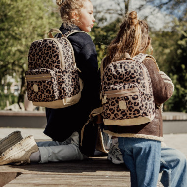 Dvi stovinčios mergaitės, viena iš jų dėvi Pick & Pack vaikišką ergonominę mokyklinę kuprinę pradinukams Wild, M