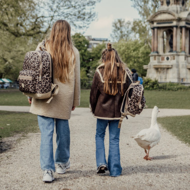 Einančios mergaitės,viena iš jų dėvi Pick & Pack ergonominę mokyklinę kuprinę Wild, L