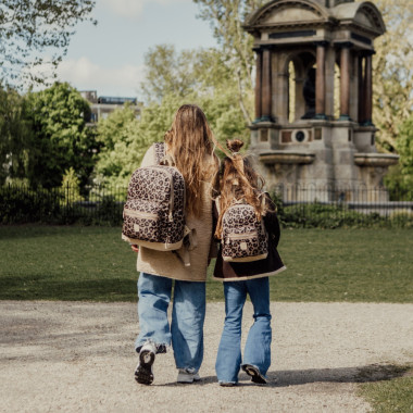 Dvi susiglaudusios mergaitės, vieno iš jų dėvi Pick & Pack ergonominę mokyklinę kuprinę Wild, L