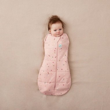 ergoPouch Swaddle miegmaišis kūdikiui 2.5TOG (6-12 mėn.) su vaiku, kuris neiškišęs rankyčių