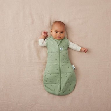 ergoPouch Swaddle miegmaišis kūdikiui 2.5TOG (6-12 mėn.) su vaiku, iškišusiu abi rankytes