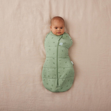 ergoPouch Swaddle miegmaišis kūdikiui 2.5TOG (6-12 mėn.) su vaiku, kuris neiškišęs rankyčių