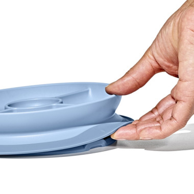 OXO prilimpanti vaikiška lėkštė su skiltimis Melsva lipinama prie stalo