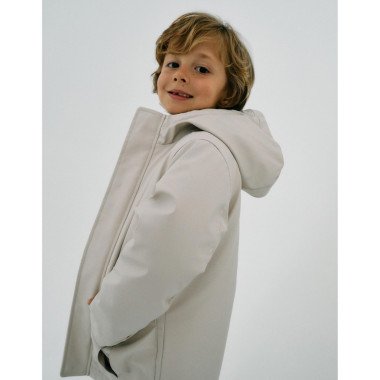 Berniukas dėvinti ZIPPY šviesią lietaus striukę (3/4-13/14 m)