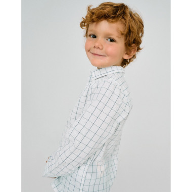 Vaikas, dėvinti baltus dryžuotus Zippy marškinius